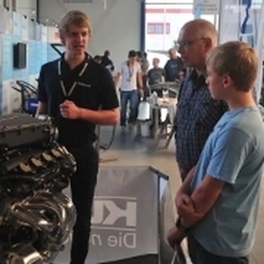 Auf dem Azubitag bei Kunzmann stellten Auszubildende Schülern und Eltern die Autoberufe vor. Auf dem Azubitag bei Kunzmann stellten Auszubildende Schülern und Eltern die Autoberufe vor.
