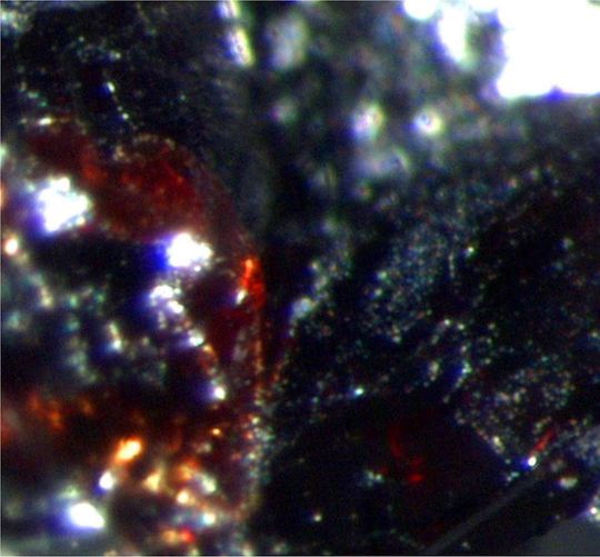 Alpha-Borkristalle mit einer Länge von ca. 2 mm unter dem optischen Mikroskop (Ausschnitt). (Bild: Prof. Dr. Natalia Dubrovinskaia) Alpha-Borkristalle mit einer Länge von ca. 2 mm unter dem optischen Mikroskop (Ausschnitt). (Bild: Prof. Dr. Natalia Dubrovinskaia)