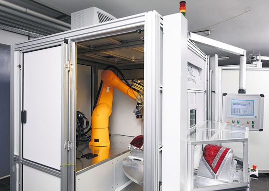 Optimiertes Laser-Hybridschweißen mit der Twinweld 3D. Die Anlage wird jetzt auch serienmäßig mit einem Rundschalttisch geliefert. Das Verfahren lässt höhere Schweißgeschwindigkeiten zu. Bild: LPKF Optimiertes Laser-Hybridschweißen mit der Twinweld 3D. Die Anlage wird jetzt auch serienmäßig mit einem Rundschalttisch geliefert. Das Verfahren lässt höhere Schweißgeschwindigkeiten zu. Bild: LPKF