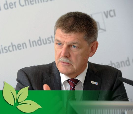 Dr. Utz Tillmann, Hauptgeschäftsführer des VCI: „Mit der Energiewende droht eher ein schleichender Produktionsverlust in Deutschland, weniger die Stilllegung und Abwanderung bestehender Kapazitäten.“ Dr. Utz Tillmann, Hauptgeschäftsführer des VCI: „Mit der Energiewende droht eher ein schleichender Produktionsverlust in Deutschland, weniger die Stilllegung und Abwanderung bestehender Kapazitäten.“
