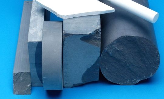 Keramik-Halbzeug 9600 in den Lieferformen Platte und Rundstab (Bild: Kager) Keramik-Halbzeug 9600 in den Lieferformen Platte und Rundstab (Bild: Kager)