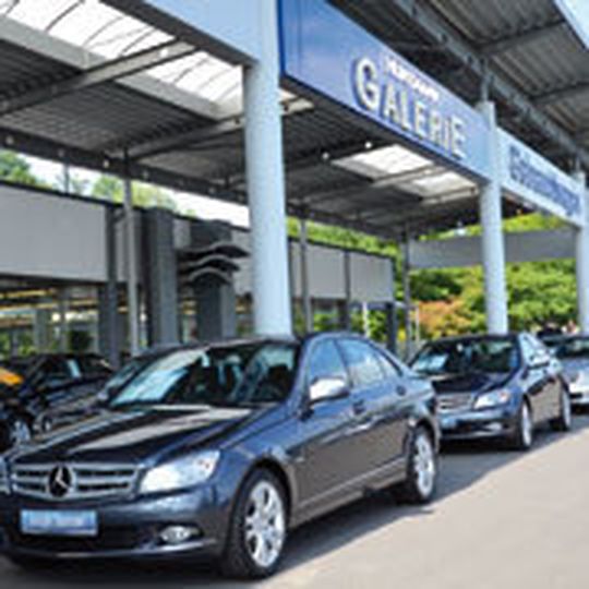 Die Gebrauchtwagen Galerie des Autohauses Kunzmann nutzt die hervorragende Lage an einer stark befahrenen Straße in Aschaffenburg. Die Gebrauchtwagen Galerie des Autohauses Kunzmann nutzt die hervorragende Lage an einer stark befahrenen Straße in Aschaffenburg.