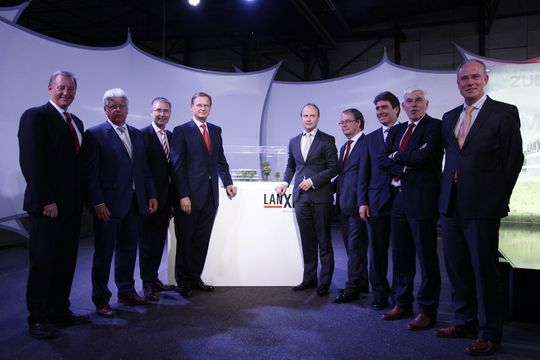 Von Links nach rechts: Günther Weymans, Landessprecher für Lanxess Niederlande; Sjaar Cox, Bürgermeister von Sittard-Geleen; Lanxess-Vorstandsmitglied Werner Breuers; Lanxess Vorstandsvorsitzender Axel C. Heitmann; Mark Verheijen, Regional Minister für Wirtschaft und Finanzen der Provinz Limburg; Jos L. Schneiders, Direktor für Spezialprojekte DSM; Bas Pulles, Bevollmächtiger für Auslandsinvestitionen der Niederlande; Ger Wagemans, Generaldirektor von Chemelot Campus; Atzo Nicolaï, Präsident von DSM Niederland B.V. (Bild: Lanxess) Von Links nach rechts: Günther Weymans, Landessprecher für Lanxess Niederlande; Sjaar Cox, Bürgermeister von Sittard-Geleen; Lanxess-Vorstandsmitglied Werner Breuers; Lanxess Vorstandsvorsitzender Axel C. Heitmann; Mark Verheijen, Regional Minister für Wirtschaft und Finanzen der Provinz Limburg; Jos L. Schneiders, Direktor für Spezialprojekte DSM; Bas Pulles, Bevollmächtiger für Auslandsinvestitionen der Niederlande; Ger Wagemans, Generaldirektor von Chemelot Campus; Atzo Nicolaï, Präsident von DSM Niederland B.V. (Bild: Lanxess)