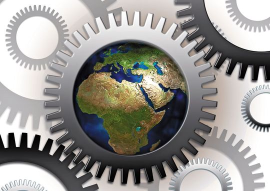 Moderne Kommunikationstechnik und Logistik erlauben es, betriebliche Funktionen dort anzusiedeln, wo sie kosteneffektiv erbracht werden können oder die Nähe zum Markt es erfordert. (Bild: Gerd Altmann/Pixelio.de) Moderne Kommunikationstechnik und Logistik erlauben es, betriebliche Funktionen dort anzusiedeln, wo sie kosteneffektiv erbracht werden können oder die Nähe zum Markt es erfordert. (Bild: Gerd Altmann/Pixelio.de)