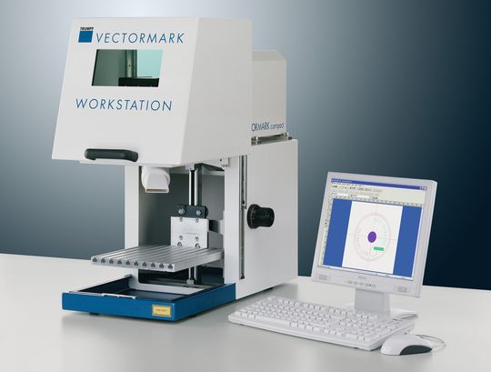 So klein können Laserbeschriftungsgeräte sein: Die Vectormark Workstation 150 von Trumpf wiegt gerade einmal 60 kg. So klein können Laserbeschriftungsgeräte sein: Die Vectormark Workstation 150 von Trumpf wiegt gerade einmal 60 kg.
