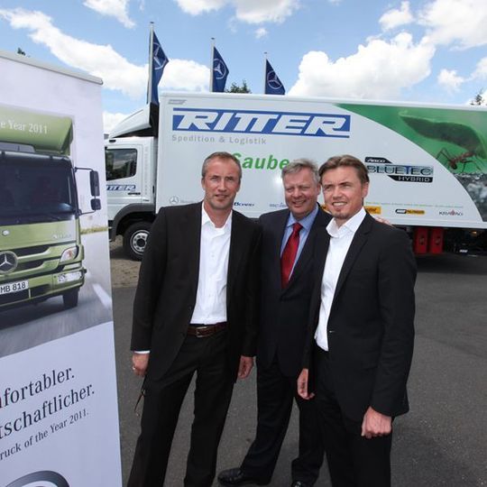 Im Juli 2011 hat Ritter drei der ersten dieselelektrischen Hybrid-Lkw in Betrieb genommen (v.r.: Geschäftsführer Thomas Ritter, Verkaufsleiter Daimler-Nutzfahrzeuge Klaus Wessels und Geschäftsführer Andreas Ritter). Bild: Ritter Im Juli 2011 hat Ritter drei der ersten dieselelektrischen Hybrid-Lkw in Betrieb genommen (v.r.: Geschäftsführer Thomas Ritter, Verkaufsleiter Daimler-Nutzfahrzeuge Klaus Wessels und Geschäftsführer Andreas Ritter). Bild: Ritter
