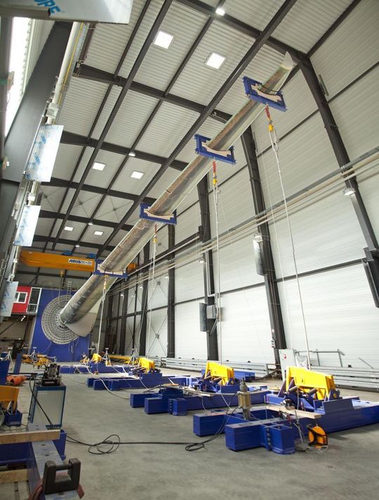 Den Belastungstest des IWES haben die geklebten Verbindungen des 40 Meter langen Blatts gemäß der IEC Norm 61400-23 zur Überprüfung der Nennbelastbarkeit und Ermüdungserscheinungen in statischen und dynamischen Tests erfolgreich bestanden. (Bild: Henkel) Den Belastungstest des IWES haben die geklebten Verbindungen des 40 Meter langen Blatts gemäß der IEC Norm 61400-23 zur Überprüfung der Nennbelastbarkeit und Ermüdungserscheinungen in statischen und dynamischen Tests erfolgreich bestanden. (Bild: Henkel)