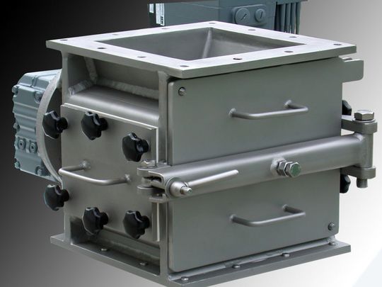 Das Material mit den Klumpen gelangt durch die Schwerkraft auf die rotierenden Schläger, wo sie auf die gewünschte Endkorngröße zerkleinert werden. (Bild: Mancon)