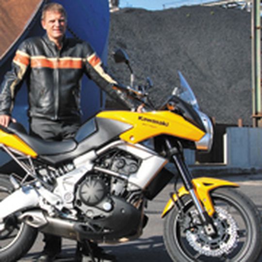 Ausflugsziel Industriegebiet: Die Kawasaki Versys macht vor fast jedem Bildhintergrund eine gute Figur. Ausflugsziel Industriegebiet: Die Kawasaki Versys macht vor fast jedem Bildhintergrund eine gute Figur.