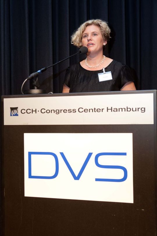 Die Preisträgerin Franziska Petzold bei der Verleihung des EWM-Awards während des DVS Congress und der DVS Expo 201. (Bild: DVS) Die Preisträgerin Franziska Petzold bei der Verleihung des EWM-Awards während des DVS Congress und der DVS Expo 201. (Bild: DVS)