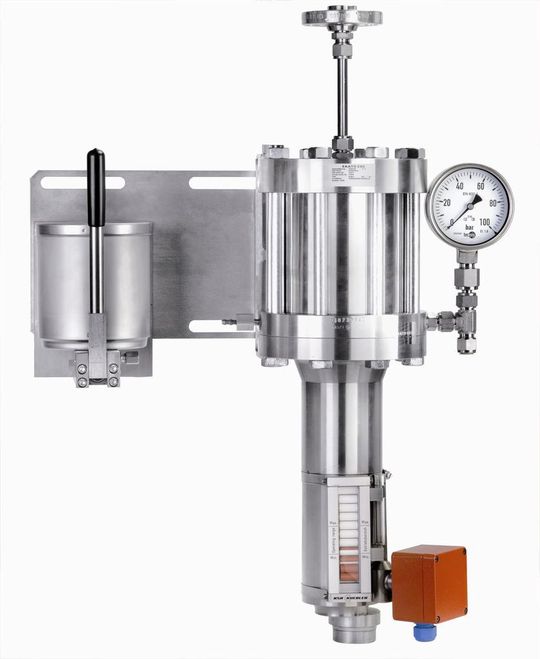 Druckübersetzer VDH mit Magnetrollenanzeige: Die Grenzlinie der beiden Farben zeigt den Füllstand des Druckübersetzers an. (Ekato)