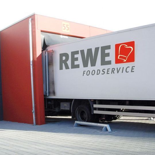Die komplett in Rot gehaltenen Andockstellen wurde bei Rewe in Ulm als Betonvorbauten vor die Außenfassade des Logistiklagers gesetzt. Bild: Promstahl Die komplett in Rot gehaltenen Andockstellen wurde bei Rewe in Ulm als Betonvorbauten vor die Außenfassade des Logistiklagers gesetzt. Bild: Promstahl