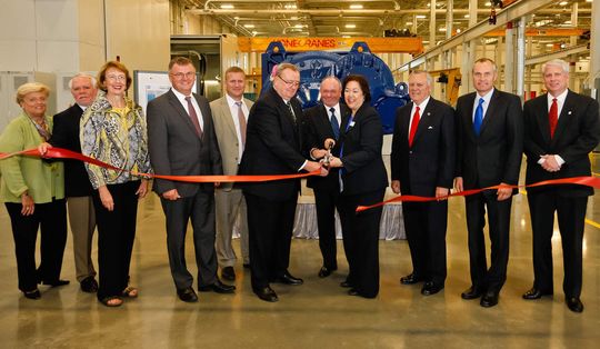 ZF-Vorstandsvorsitzender Hans-Georg Härter (6. von links), Dr. Michael Paul (7. v.l.), ZF-Vorstand der Division Industrietechnik, und Elizabeth Umberson (8. v.l.), Leiterin des Geschäftsfelds Windkraft-Antriebstechnik, bei der feierlichen Eröffnung. (Bild: ZF)