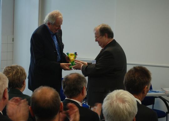 Heinz Buschkowsky, Bezirksbürgermeister von Neukölln, überreicht ein Geschenk an Dr. Werner Arts, Vorstand, LAR Process Analysers AG. (Bild: LAR) Heinz Buschkowsky, Bezirksbürgermeister von Neukölln, überreicht ein Geschenk an Dr. Werner Arts, Vorstand, LAR Process Analysers AG. (Bild: LAR)