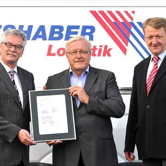 Heinrich Grieshaber (Mitte) präsentiert stolz die erworbene AEO-Zertifizierung seines Unternehmens. Bild: Grieshaber Logistik Heinrich Grieshaber (Mitte) präsentiert stolz die erworbene AEO-Zertifizierung seines Unternehmens. Bild: Grieshaber Logistik