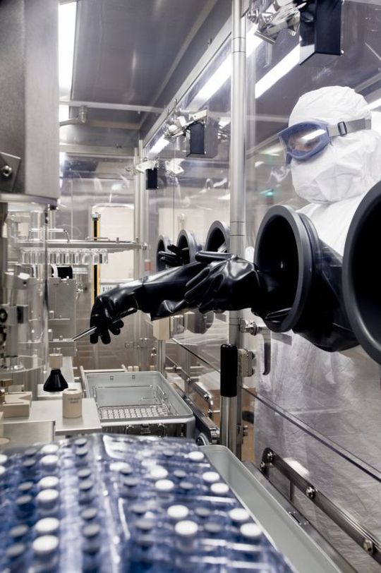 Halbautomatische Abfüllung im Vetter-Standort Chicago (Bild: Vetter) Halbautomatische Abfüllung im Vetter-Standort Chicago (Bild: Vetter)