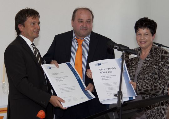 Thomas Albiez, Hauptgeschäftsführer der IHK Schwarzwald-Baar-Heuberg, überreichte Franz-Karl und Franziska Aicher zusätzlich zur Gratulationsurkunde eine zweite, die das Unternehmen als Ausbildungsbetrieb ehrt. (Bild: Aicher)