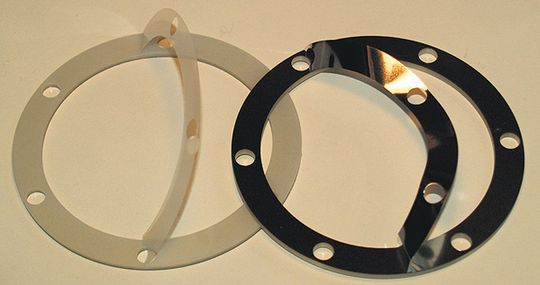 Die Lameco-Passelemente gibt es als Metallfolienlaminat, als Kunststofflaminat oder aus Faserverbundkunststoffen. Sie lassen sich durch simples Abschälen zu Toleranzausgleich und Vibrationsdämpfung nutzen. Bild: Lameco Die Lameco-Passelemente gibt es als Metallfolienlaminat, als Kunststofflaminat oder aus Faserverbundkunststoffen. Sie lassen sich durch simples Abschälen zu Toleranzausgleich und Vibrationsdämpfung nutzen. Bild: Lameco