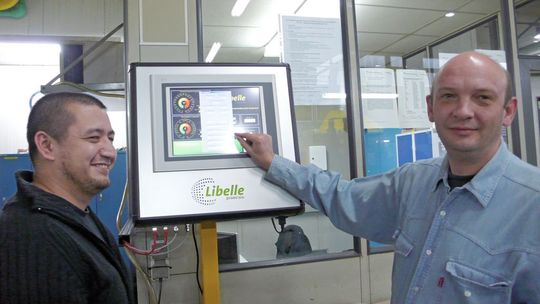 Aufgrund der Ampelfarben haben die Maschinenbediener den Badzustand der Teilereinigung immer im Blick. Die Zustandsdaten vom Server des Unternehmens werden gespeichert. (Bild: Libelle praecisio) Aufgrund der Ampelfarben haben die Maschinenbediener den Badzustand der Teilereinigung immer im Blick. Die Zustandsdaten vom Server des Unternehmens werden gespeichert. (Bild: Libelle praecisio)