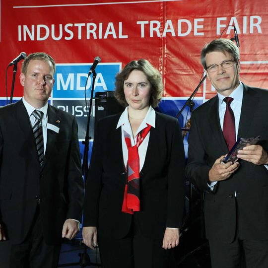 Für den überzeugenden Messeauftritt auf der Cemat Russia erhielt Linde einen Preis der Messegesellschaft Industrial Trade Fair Moskau. Jens Menneke (rechts), Head of Eastern and Southeastern Europe, nahm den Preis entgegen. Bild: Linde-MH Für den überzeugenden Messeauftritt auf der Cemat Russia erhielt Linde einen Preis der Messegesellschaft Industrial Trade Fair Moskau. Jens Menneke (rechts), Head of Eastern and Southeastern Europe, nahm den Preis entgegen. Bild: Linde-MH
