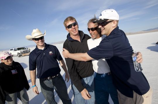 Der ehemaliger Student und Teamchef Jeff Baxter (rechts) feiert den Rekord mit Fahrer Jim Burkdull (im weißen Shirt) und dem derzeitigen Teamchef Kelly Hales Der ehemaliger Student und Teamchef Jeff Baxter (rechts) feiert den Rekord mit Fahrer Jim Burkdull (im weißen Shirt) und dem derzeitigen Teamchef Kelly Hales