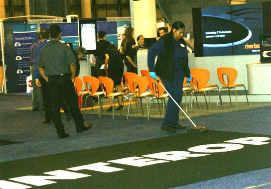Clean-Up nach der Messe Interop, die vergangene Woche in New York stattfand; HP sorgte mit Flex-Produkten für die IT-Infrastruktur der Kongressmesse; Bild: Ostler Clean-Up nach der Messe Interop, die vergangene Woche in New York stattfand; HP sorgte mit Flex-Produkten für die IT-Infrastruktur der Kongressmesse; Bild: Ostler