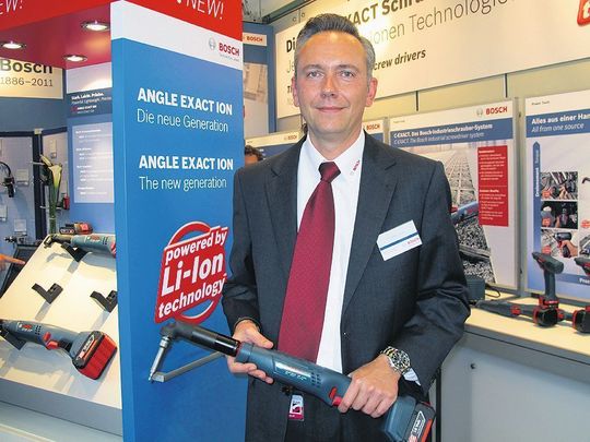 Christian Funke, Senior Manager Verkauf Industriewerkzeuge weltweit im Geschäftsbereich Power Tools der Robert Bosch GmbH, zeigt den neuen Winkelschrauber mit Lithium-Ionen-Akku. Bild: Kroh Christian Funke, Senior Manager Verkauf Industriewerkzeuge weltweit im Geschäftsbereich Power Tools der Robert Bosch GmbH, zeigt den neuen Winkelschrauber mit Lithium-Ionen-Akku. Bild: Kroh
