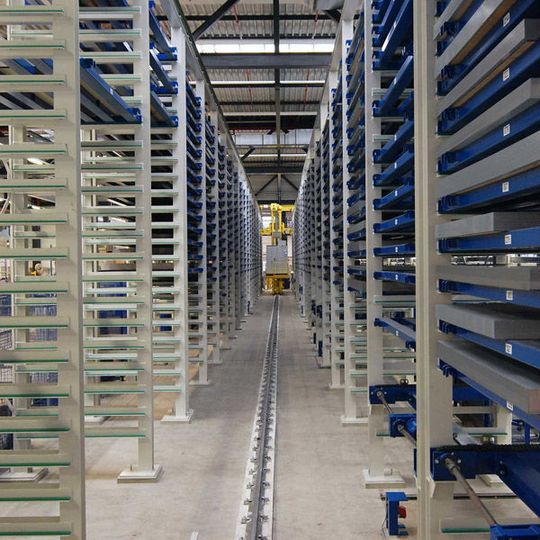 Modularer Aufbau und individuelle Anpassung: Beim Blechhandling setzt Stiebel Eltron auf ein System von Kemper Storatec. Bild: Kemper Storatec Modularer Aufbau und individuelle Anpassung: Beim Blechhandling setzt Stiebel Eltron auf ein System von Kemper Storatec. Bild: Kemper Storatec
