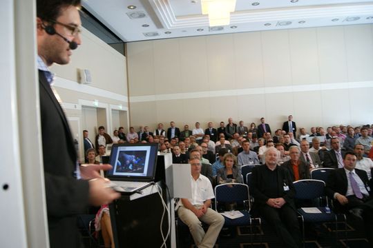 Keynote-Speaker Uli Ries bringt das Auditorium auf den aktuellen Stand bei der Endpoint Security. Keynote-Speaker Uli Ries bringt das Auditorium auf den aktuellen Stand bei der Endpoint Security.