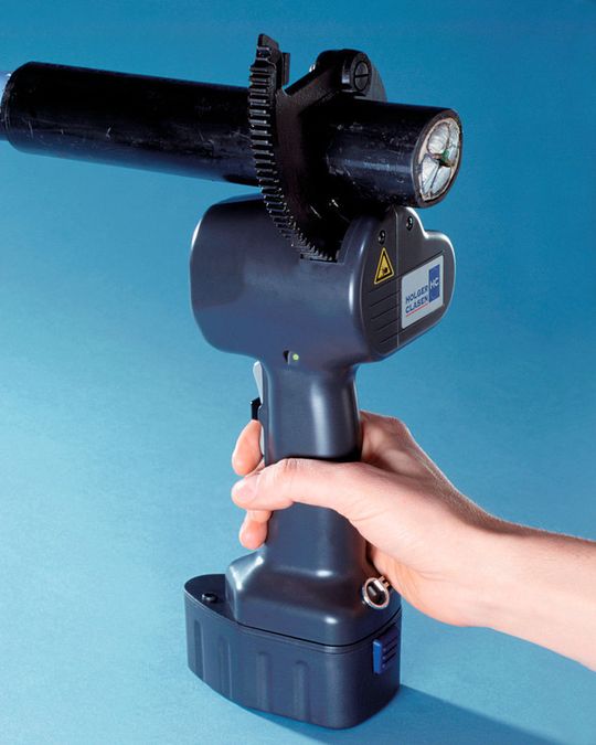 Das akkuhydraulische Schneidwerkzeug schneidet Kabel bis zu 50 mm Durchmesser. (Bild: Holger Clasen)