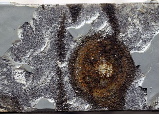 Korrosive Prozesse bei einer lokalen Beschädigung der Korrosionsschutzlackierung. (Bild: Fraunhofer LBF) Korrosive Prozesse bei einer lokalen Beschädigung der Korrosionsschutzlackierung. (Bild: Fraunhofer LBF)