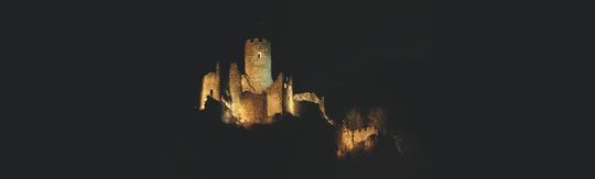 Die Schlösser Alt-Falkenstein und Neu-Falkenstein (Bild) in der Schweiz sind durch eine automatisch gesteuerte Funk-Beleuchtungsanlage weit sichtbar. Die Schlösser Alt-Falkenstein und Neu-Falkenstein (Bild) in der Schweiz sind durch eine automatisch gesteuerte Funk-Beleuchtungsanlage weit sichtbar.