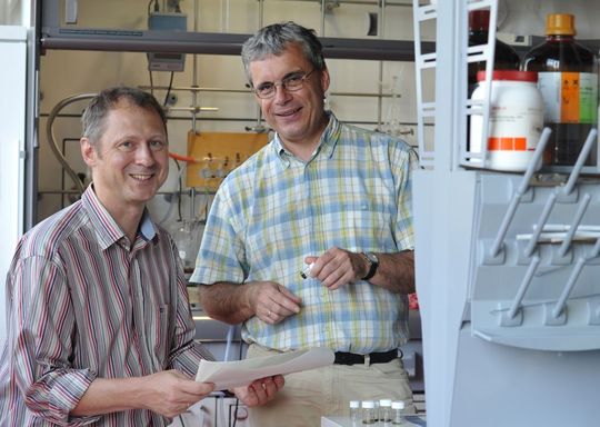 Chemiker Prof. Dr. Wolfgang Imhof (r.) von der Uni Jena und sein Kooperationspartner Dr. Olaf Klobes von AkzoNobel in Greiz setzen bei der Herstellung zyklischer Schwefelverbindungen auf Katalysatoren. (Bild: Anne Günther/FSU)