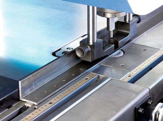 Bearbeitung eines Winkelprofils, wobei die kompakte Werkzeugausführung auch das Stanzen/Umformen am Winkelrand oder im kurzen Schenkelteil erlaubt. Bild: Boschert Bearbeitung eines Winkelprofils, wobei die kompakte Werkzeugausführung auch das Stanzen/Umformen am Winkelrand oder im kurzen Schenkelteil erlaubt. Bild: Boschert