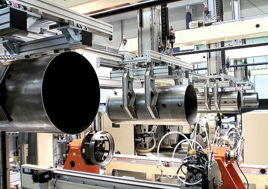 Fertigungsstationen einer Produktionslinie für mehrteilige Behälter von Weil Engineering. Bild: Weil Fertigungsstationen einer Produktionslinie für mehrteilige Behälter von Weil Engineering. Bild: Weil