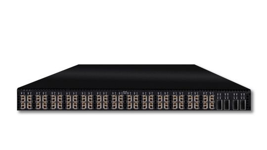 Pro Höheneinheit liefert der UA5900 bis zu 68 SFP-Ports für 16Gb FC oder 10GbE. Pro Höheneinheit liefert der UA5900 bis zu 68 SFP-Ports für 16Gb FC oder 10GbE.