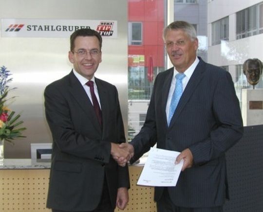Hubert Kofler, CEO von Würth Phoenix, und Bernhard Strauch, CEO von Stahlgruber, freuen sich über die Zusammenarbeit. Bild: Würth Phoenix Hubert Kofler, CEO von Würth Phoenix, und Bernhard Strauch, CEO von Stahlgruber, freuen sich über die Zusammenarbeit. Bild: Würth Phoenix
