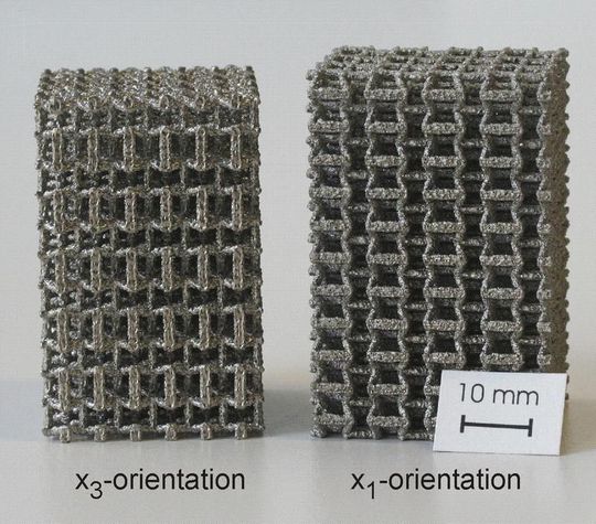 Schicht für Schicht aufeinandergeschweißte Blöcke aus auxetischem Material (Bild: Uni Erlangen)