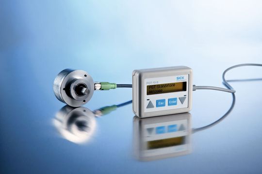 Für die Programmierung ohne PC, z.B. bei Wartungs-, Service- oder Einstellarbeiten an einer Maschine, gibt es ein stand-alone Programming-Tool im Jackentaschen-Format. (Bild: Sick) Für die Programmierung ohne PC, z.B. bei Wartungs-, Service- oder Einstellarbeiten an einer Maschine, gibt es ein stand-alone Programming-Tool im Jackentaschen-Format. (Bild: Sick)