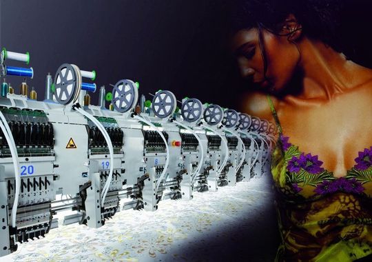 (R)Evolution: Mit dem Modell LSH der Schweizer Lässer AG hält die viele Vorteile bietende Schiffchentechnik Einzug in den Bereich der Kleinstickmaschinen. (R)Evolution: Mit dem Modell LSH der Schweizer Lässer AG hält die viele Vorteile bietende Schiffchentechnik Einzug in den Bereich der Kleinstickmaschinen.