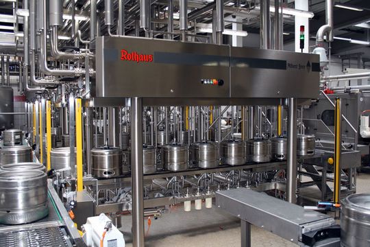 Eine der Drucklösungen von Atlantic Zeiser wurde für die Bedruckung und Kodierung von KEG-Fässern im laufenden Abfüllprozess installiert. (Bild: Atlantic Zeiser)