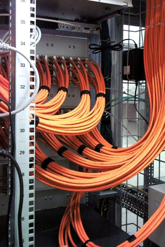 Connexions directement aux racks principaux dans le local du serveur. (Image: Daetwyler) Connexions directement aux racks principaux dans le local du serveur. (Image: Daetwyler)