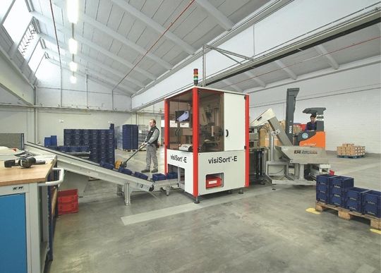Know-how und modernste Technik für Qualitätssicherung und Logistik: Das b&m-Lieferprogramm umfasst rund 4000 Verbindungs- und Befestigungsteile, die häufig in enger Zusammenarbeit mit den Kunden entwickelt werden und insbesondere bei sicherheitsrelevanten Bauteilen eine 100 Prozent-Kontrolle erfordern. Know-how und modernste Technik für Qualitätssicherung und Logistik: Das b&m-Lieferprogramm umfasst rund 4000 Verbindungs- und Befestigungsteile, die häufig in enger Zusammenarbeit mit den Kunden entwickelt werden und insbesondere bei sicherheitsrelevanten Bauteilen eine 100 Prozent-Kontrolle erfordern.