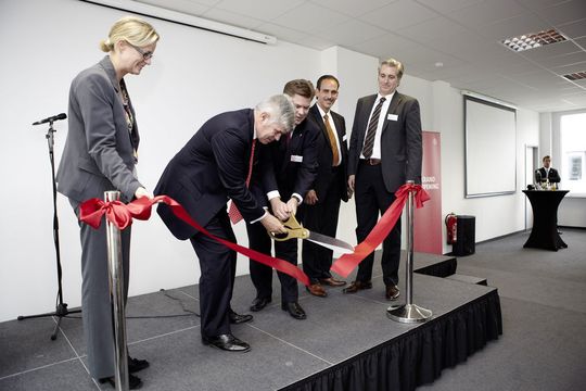 Eröffnung der neuen Deutschland- und Europazentrale von UL: Gitte Schjotz, President UL Europe; Edward Alford US Generalkonsul; Stefan Schmitt, 1. Stadtrat Neu Isenburg; Andreas Entzeroth, Engineering Director Europe and Latin America, UL; Mirko Bautz, Direktor Vertrieb für Europa & Lateinamerika (v.l.n.r.). (Bild: UL) Eröffnung der neuen Deutschland- und Europazentrale von UL: Gitte Schjotz, President UL Europe; Edward Alford US Generalkonsul; Stefan Schmitt, 1. Stadtrat Neu Isenburg; Andreas Entzeroth, Engineering Director Europe and Latin America, UL; Mirko Bautz, Direktor Vertrieb für Europa & Lateinamerika (v.l.n.r.). (Bild: UL)