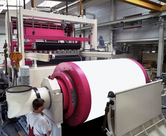 Hochleistungs-Längsteilanlage mit Verpackungslinie für Aluminium-Breitband. Die Materialbreite reicht bis maximal 1900 mm, die Materialdicke von 0,2 bis 2,0 mm und die Anlagengeschwindigkeit bis maximal 600 m/min. Bild: B+S Hochleistungs-Längsteilanlage mit Verpackungslinie für Aluminium-Breitband. Die Materialbreite reicht bis maximal 1900 mm, die Materialdicke von 0,2 bis 2,0 mm und die Anlagengeschwindigkeit bis maximal 600 m/min. Bild: B+S
