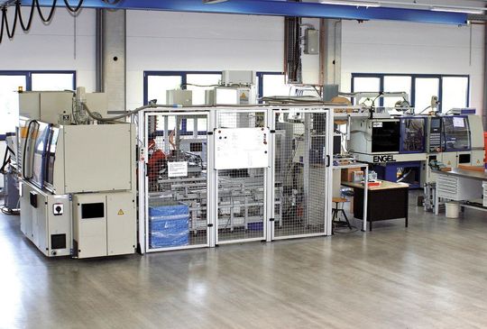 Vollautomatische Fertigungsanlage mit zwei Spritzgießanlagen zur Herstellung von Niveausensoren und einem variablen Baukasten-Modulsystem zur einfachen und preiswerten Varianten-generierung. Bild: L + M Vollautomatische Fertigungsanlage mit zwei Spritzgießanlagen zur Herstellung von Niveausensoren und einem variablen Baukasten-Modulsystem zur einfachen und preiswerten Varianten-generierung. Bild: L + M