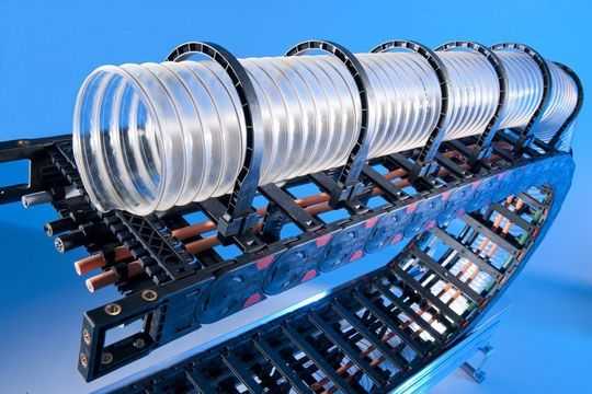 Mit den Murrplastik-Bügeln lassen sich Absaugschläuche mit den Energieführungsketten der Serie PowerLine verbinden. Mit den Murrplastik-Bügeln lassen sich Absaugschläuche mit den Energieführungsketten der Serie PowerLine verbinden.