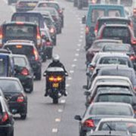 Mehr Motorräder statt Autos auf den Straßen - und schon liefe der Verkehr reibungsloser. Mehr Motorräder statt Autos auf den Straßen - und schon liefe der Verkehr reibungsloser.