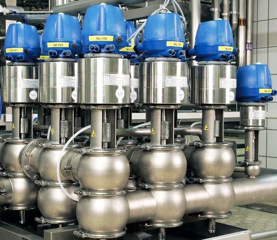 Varivent-Doppelsitzventile in einer Ventilmatrix mit dem neuen Ventilrückmeldesystem. (Bild: GEA Tuchenhagen)