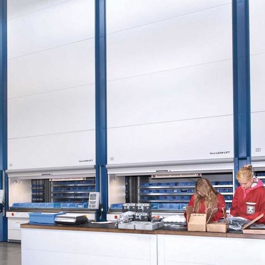 Durch die höhenoptimierte Einlagerung in den vertikalen Lagerliften wurde die gesamte Lagerfläche des Fachbodenregallagers von 1000 m<sup id="ForP_15C6BA48-0433-B823-3CCED4A2370EC875">2</sup> auf eine Stellfläche von nur noch 60 m<sup id="ForP_15C6BA58-0C61-3F60-799662BBA7D5312A">2</sup> verdichtet. Bild: Hänel Durch die höhenoptimierte Einlagerung in den vertikalen Lagerliften wurde die gesamte Lagerfläche des Fachbodenregallagers von 1000 m<sup id="ForP_15C6BA48-0433-B823-3CCED4A2370EC875">2</sup> auf eine Stellfläche von nur noch 60 m<sup id="ForP_15C6BA58-0C61-3F60-799662BBA7D5312A">2</sup> verdichtet. Bild: Hänel